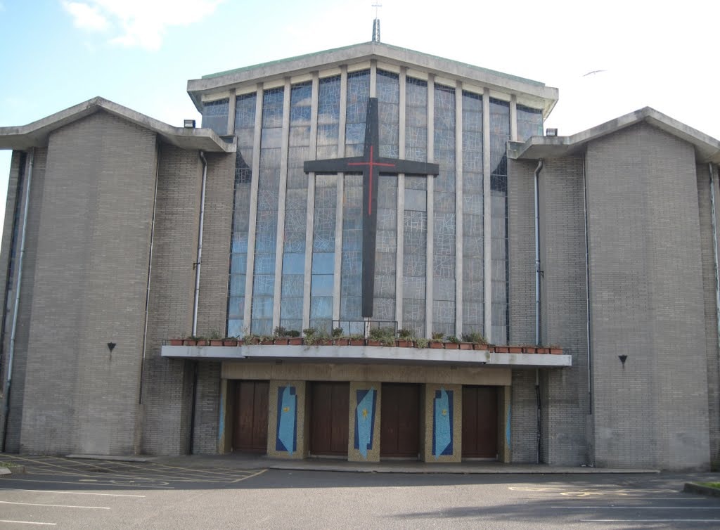都柏林市郊的聖母領報堂因聚會人數少而拆除。（圖／dublinpeople.com）
